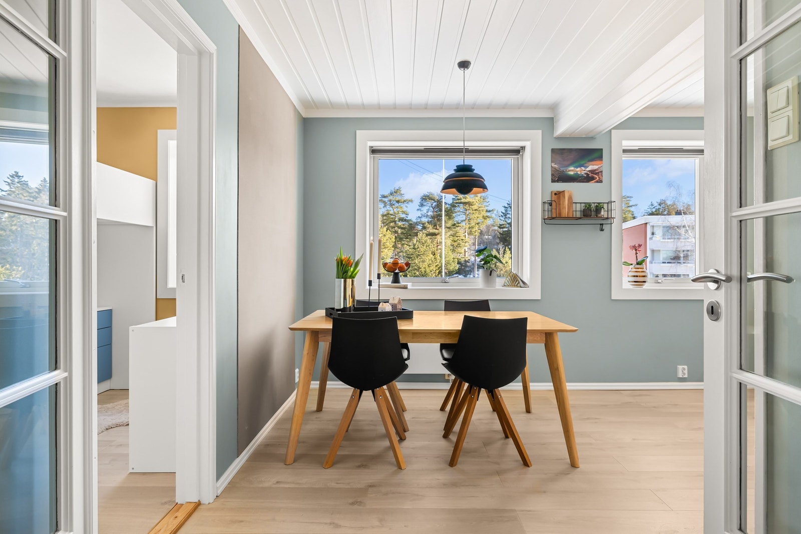 Flott kjøkken med god plass til spisebord Galleribilde