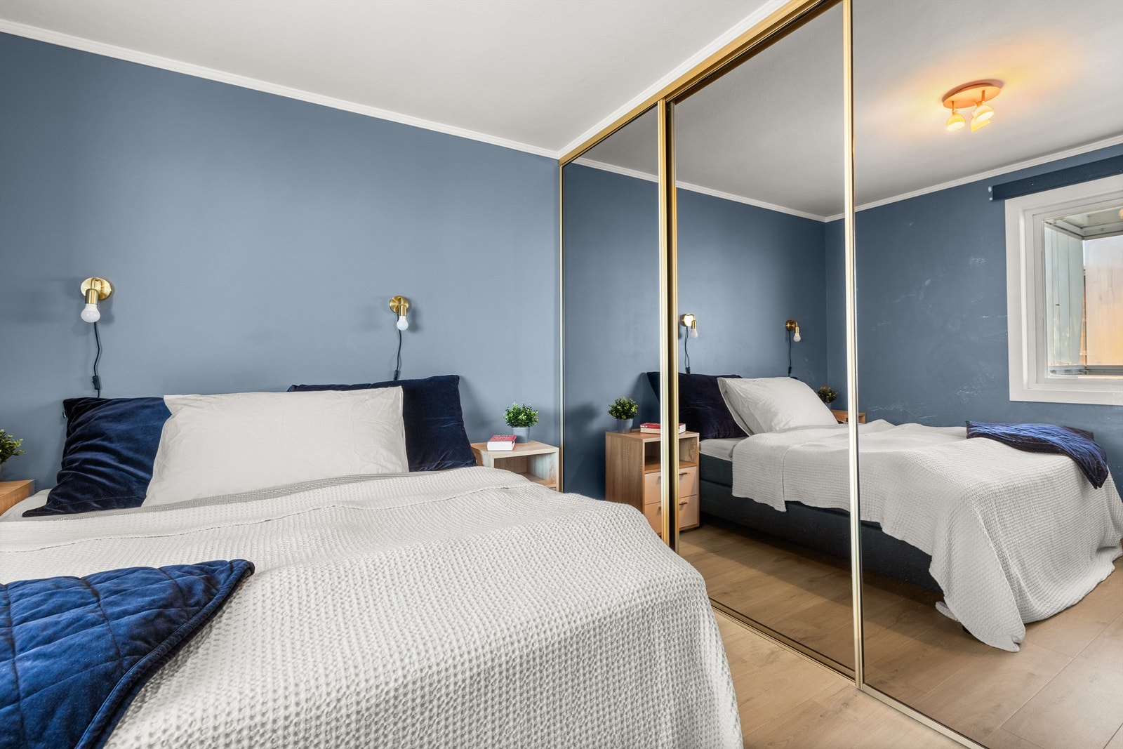 Mye garderobeplass Galleribilde