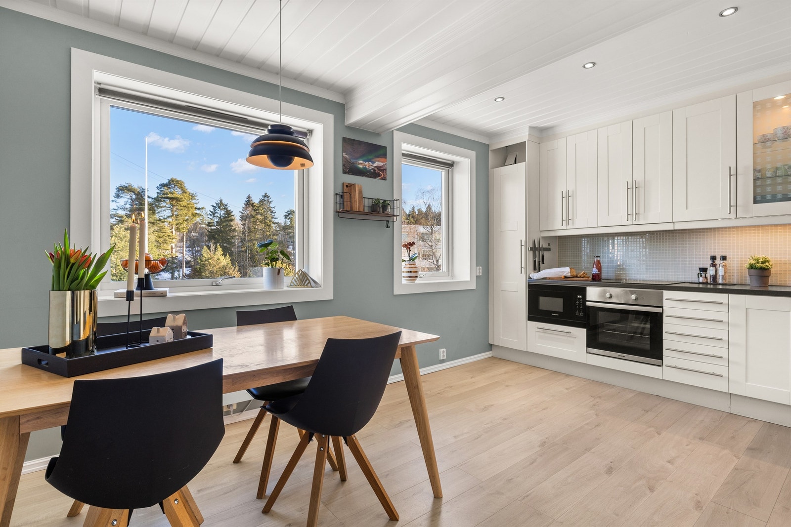 I delvis åpen og praktisk tilknytning til stuen finner du et stort og pent kjøkken Galleribilde