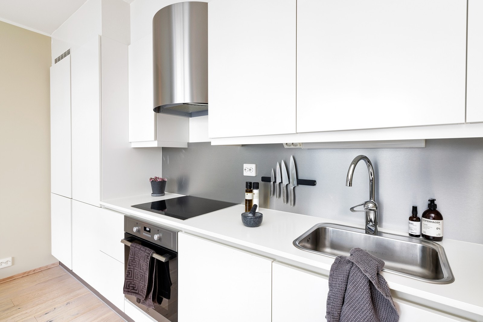 Kjøkkenet er levert av HTH. Her er det godt med skap- og benkplass. Kjøkkenet inneholder integrerte hvitevarer og alt ligger til rette for god matlaging. Galleribilde