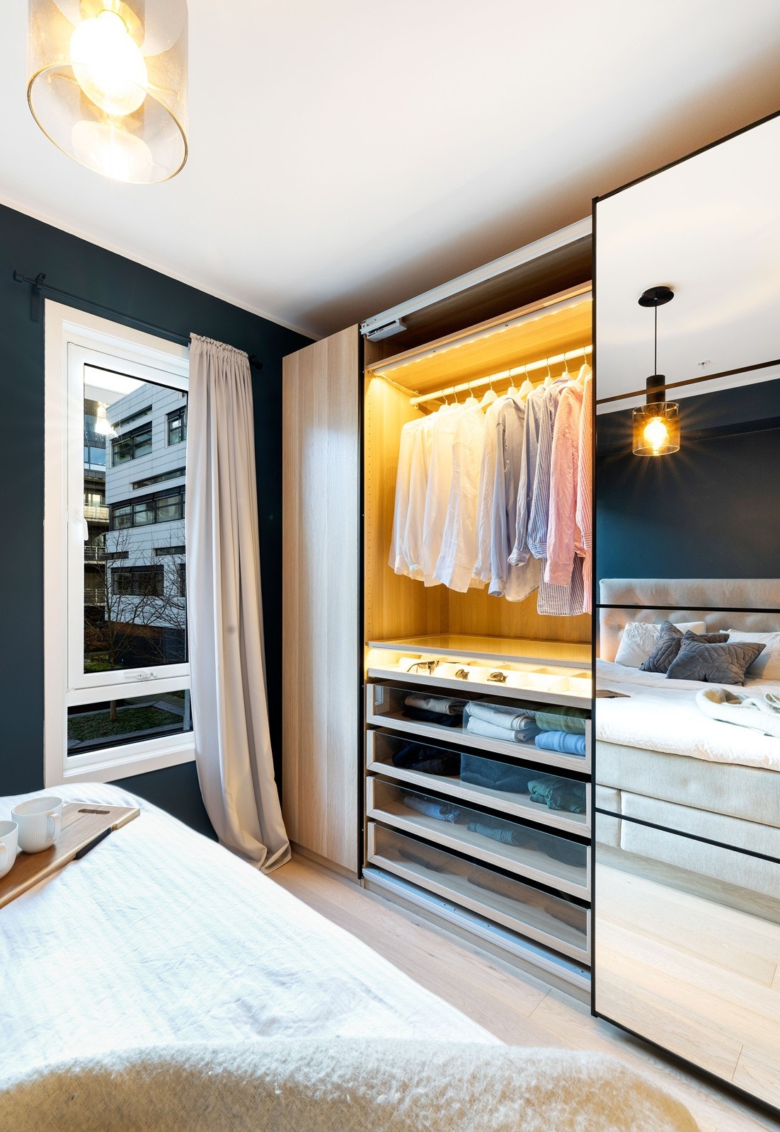 Det er montert elektrisk solskjerming på vinduene. Galleribilde