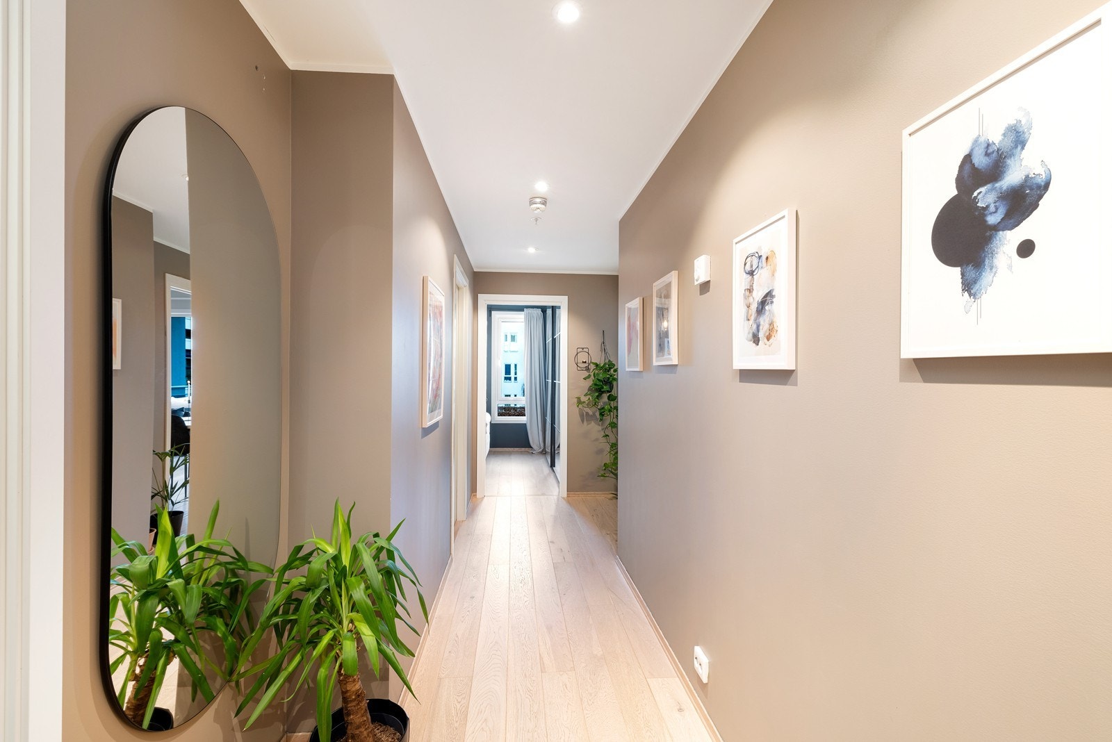 Med heisadkomst til fellesareal kommer man videre inn i en hyggelig gang/entré. Her er det parkett på gulv og adkomst til bod som passer utmerket til oppbevaring av yttertøy og sko Galleribilde