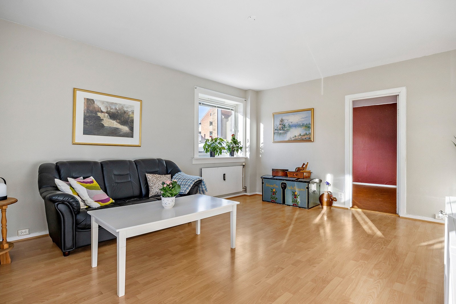 Endeleiligheten har vindu på 2 sider av stuen Galleribilde