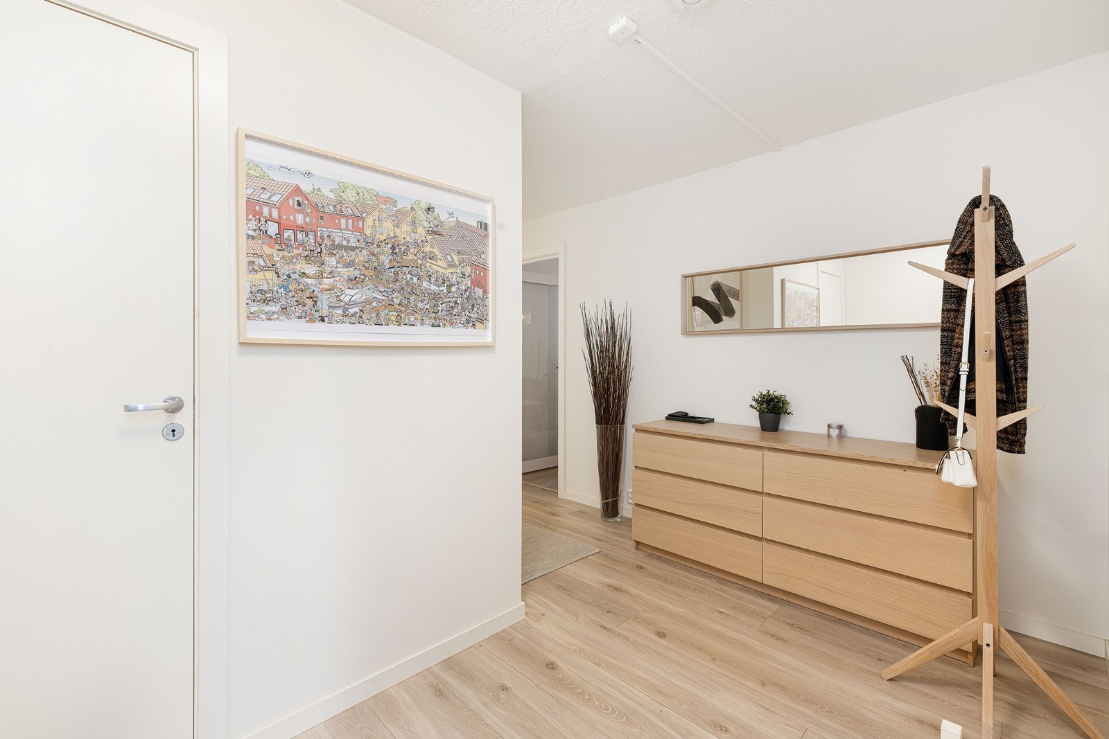 Entre/mellomgang. Herfra er det adkomst til leilighetens øvrige rom. Galleribilde