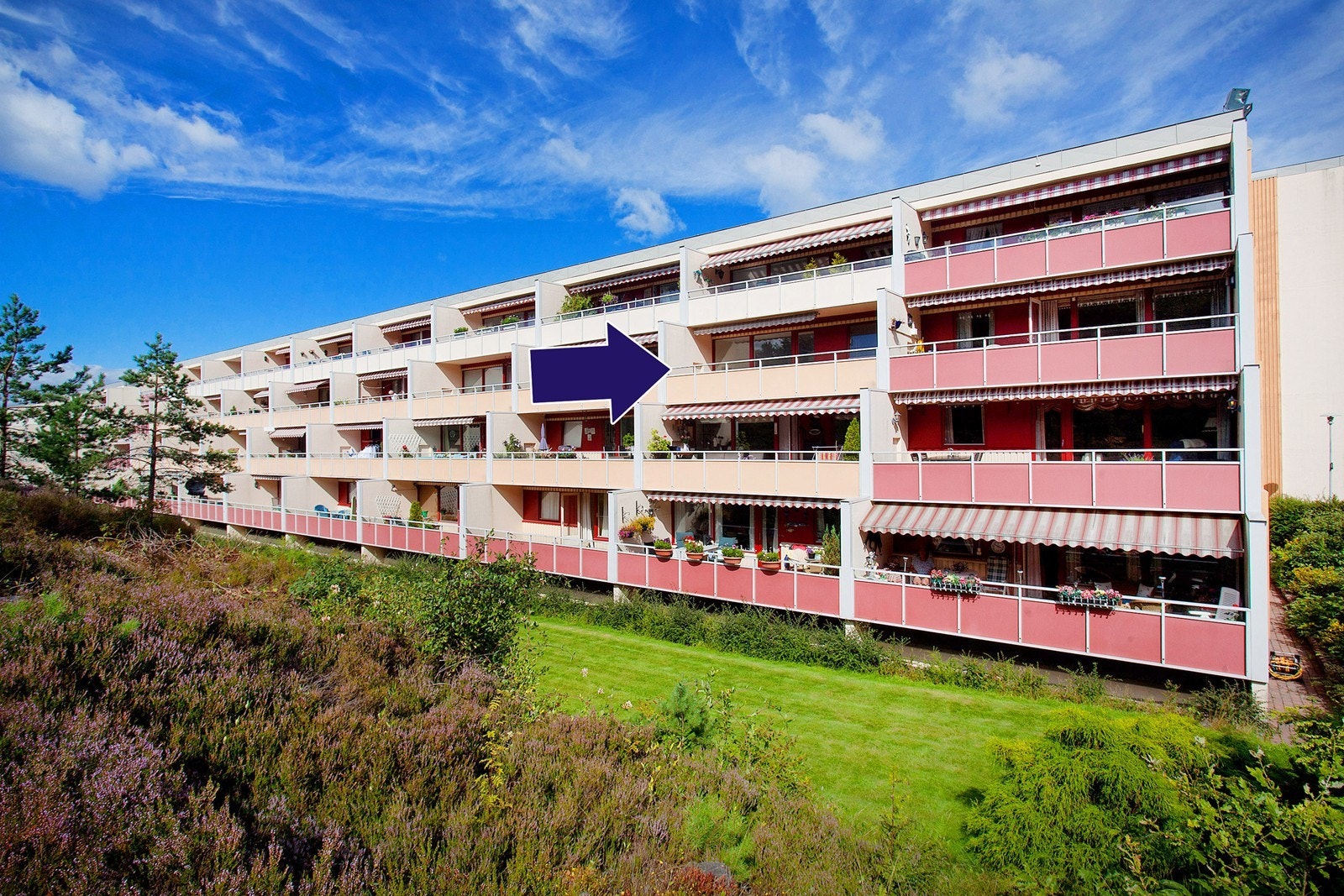 Grågåsveien ligger i et etablert og rolig område, med korte avstander til de fleste fasiliteter. Fra leiligheten er det umiddelbar nærhet til Spar Åsane, samt gangavstand til Amfi Vågsbygd, med et utall butikker, post, kafé m.m. Galleribilde