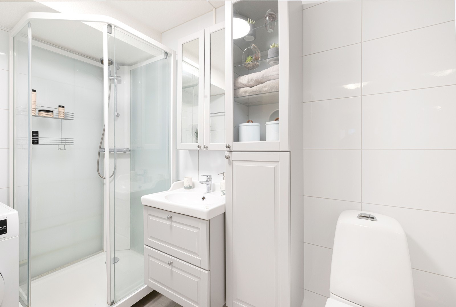 Badet ble pusset opp i 2019. Baderommet er flislagt og inneholder toalett, et praktisk dusjkabinett, samt oppbevaring i baderomsinnredninger. Det er også opplegg og plass til både vaskemaskin og tørketrommel om ønskelig. Galleribilde