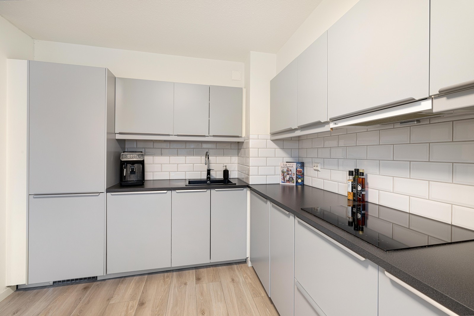 Kjøkkenet er fra Ikea og var nytt i 2019. Det er godt med skap- og benkeplass, samt integrerte hvitevarer. Galleribilde