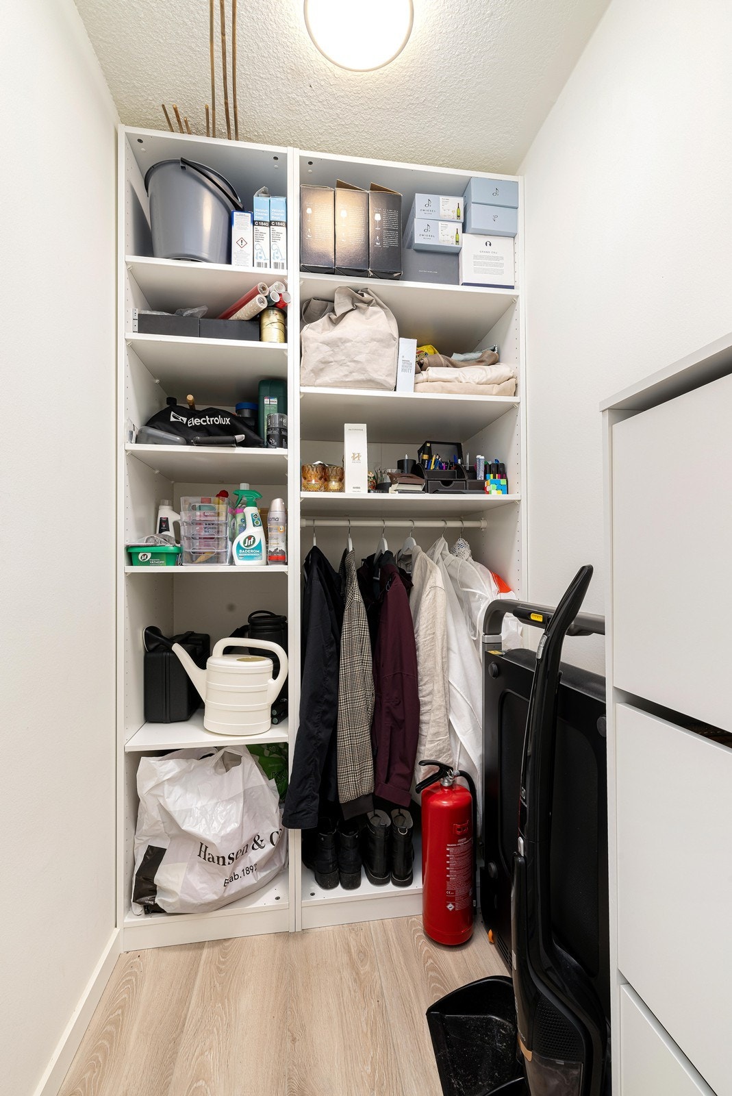 Innvendig bod like ved inngangsdøren. To boder medfølger i fellesareal Galleribilde