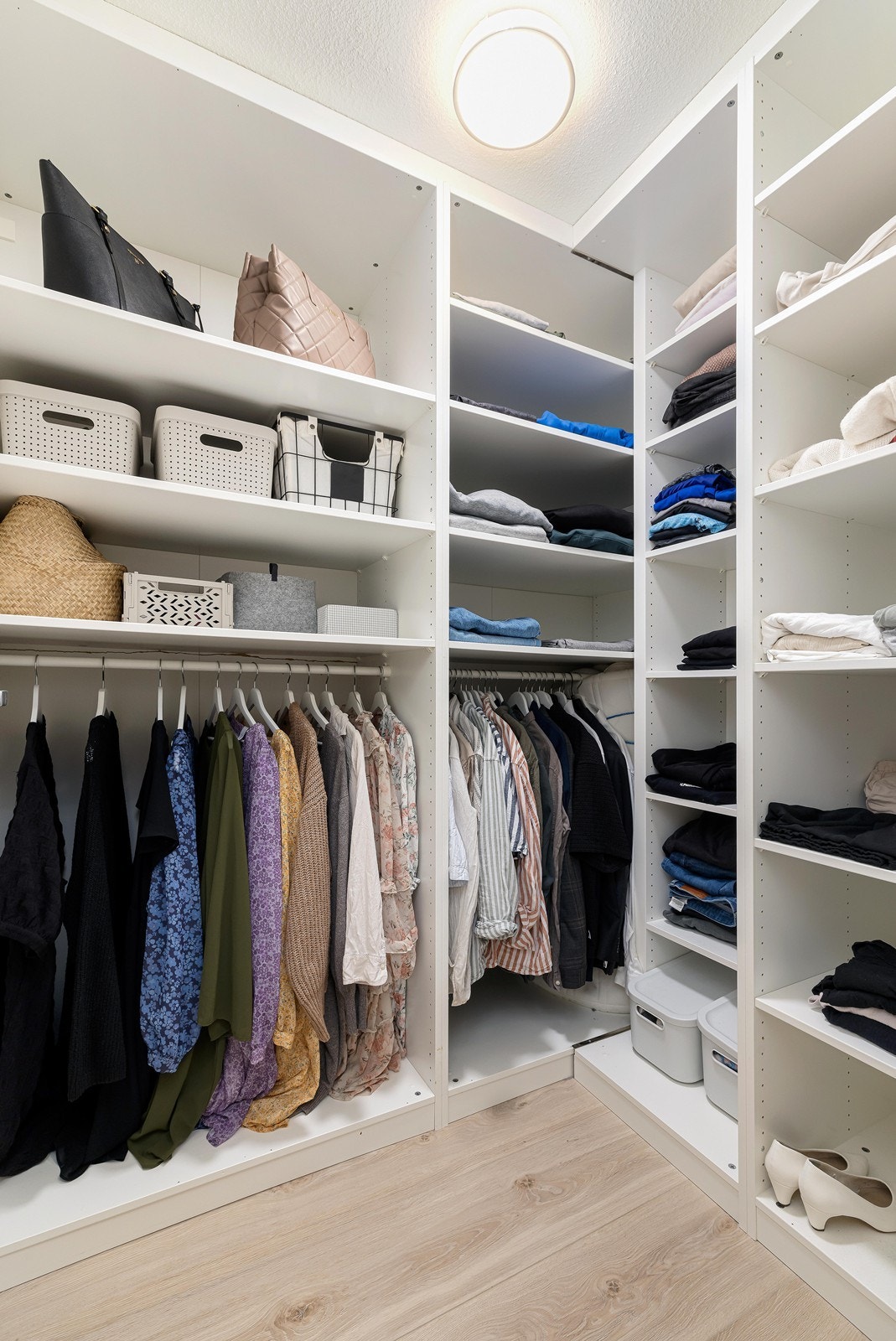 Walk-in garderobe i bod like ved hovedsoverom Galleribilde