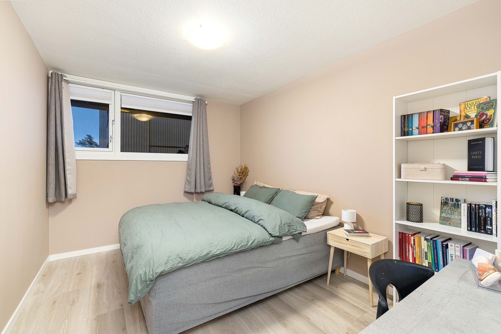 Hovedsoverom med god plass til stor seng og tilhørende møblement. Galleribilde