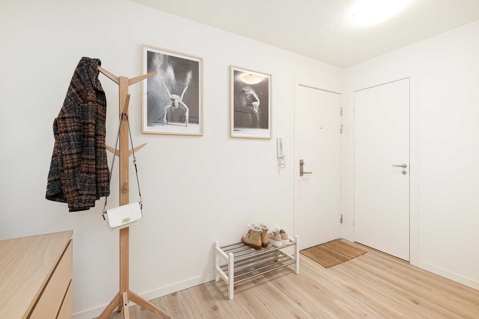 I gangen er det god plass til å henge fra seg yttertøy og sko Galleribilde