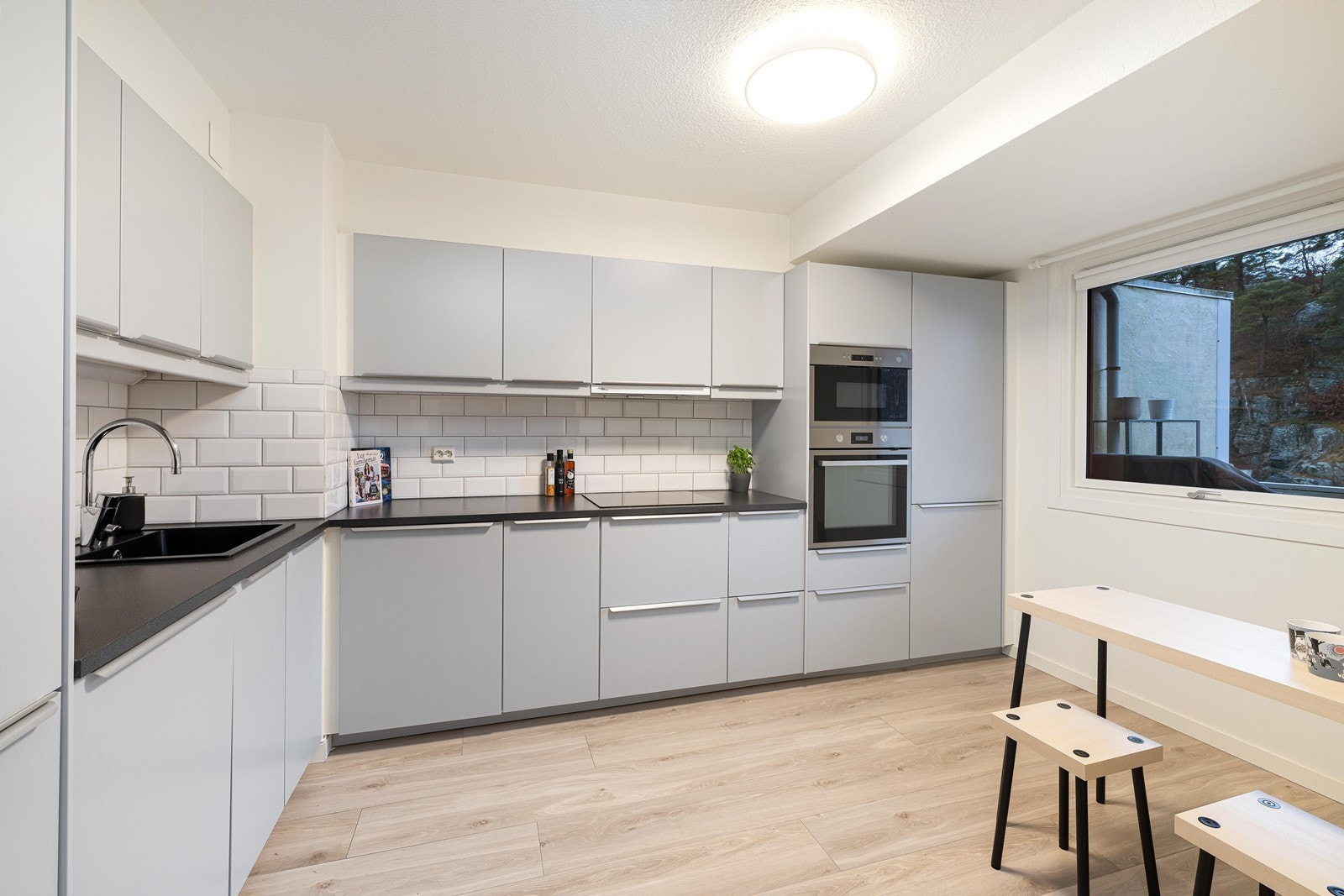 Kjøkkenet er praktisk plassert i rommet i en åpen, men samtidig skjermet løsning mot stuen. Galleribilde