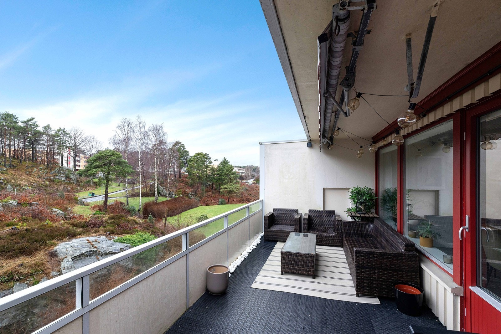 Stor og sentralt beliggende 3-roms andelsleil med balkong og p.plass i kjeller! Heis i bygget. Nytt kjøkken/bad i 2019 Galleribilde