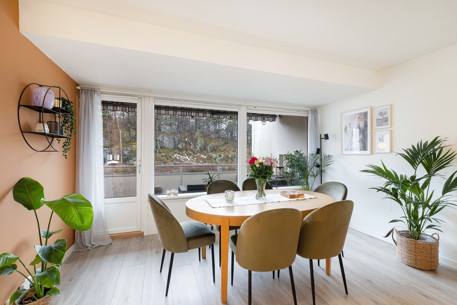 Fra stuen er det utgang til balkong Galleribilde