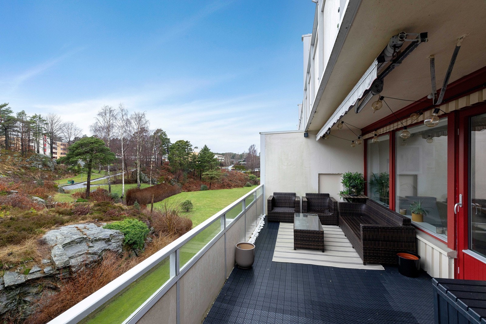 Delvis overbygd med markise. Usjenert beliggenhet Galleribilde