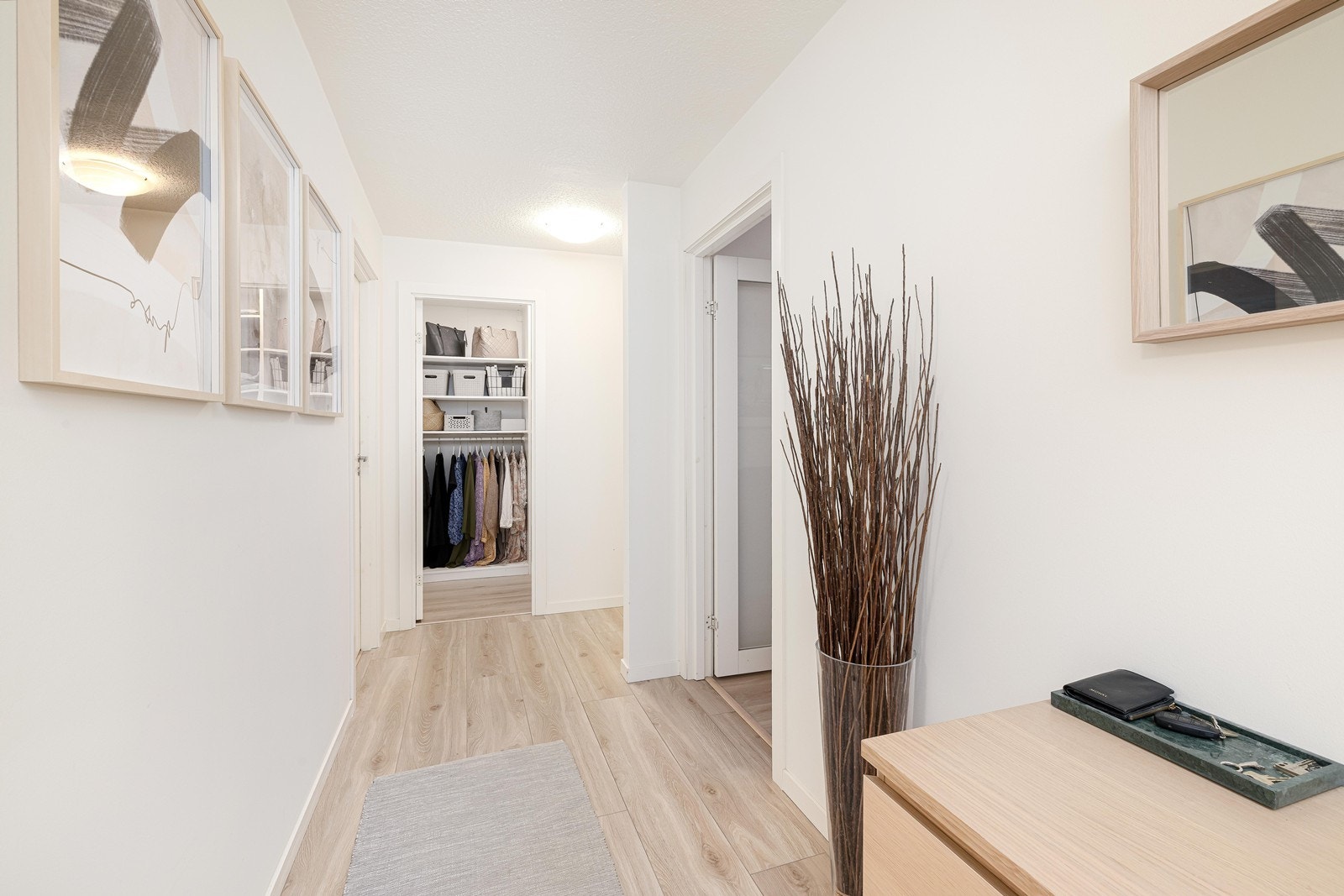 Fra gangen er det inngang til soverommene og baderom. Stuen er inn til høyre Galleribilde