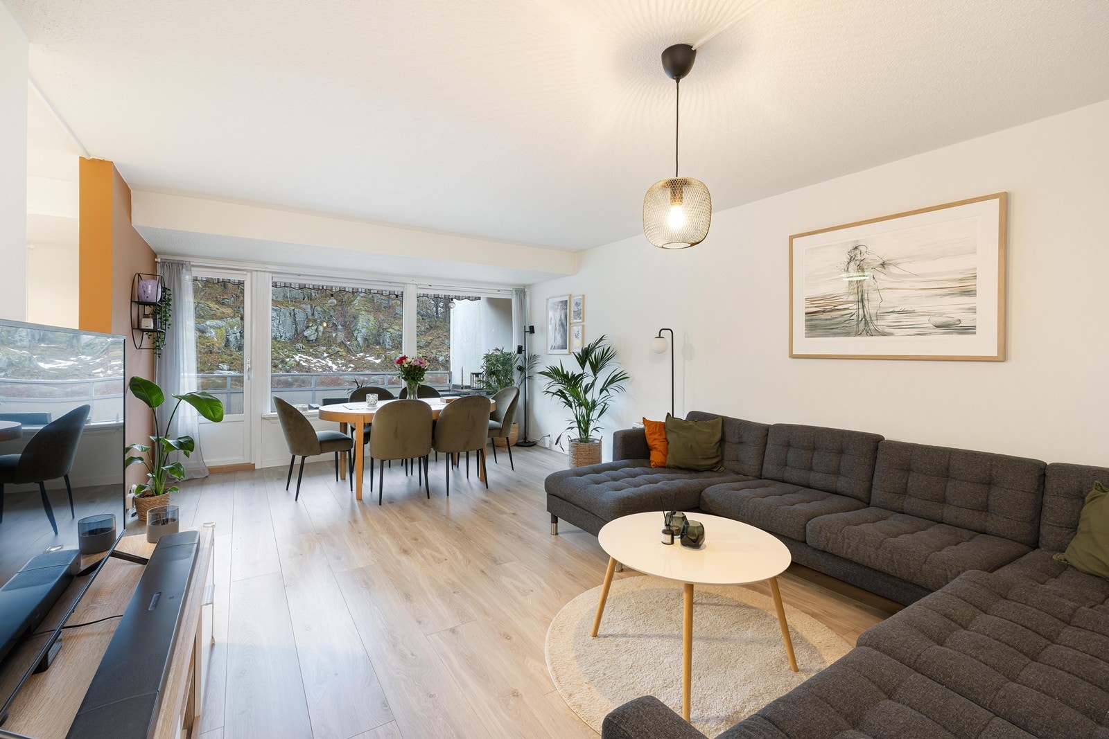 Leiligheten oppleves lys og innbydende med plass til det du behøver. I den store stuen har du mulighet for å møblere i to ulike soner om ønskelig. Galleribilde