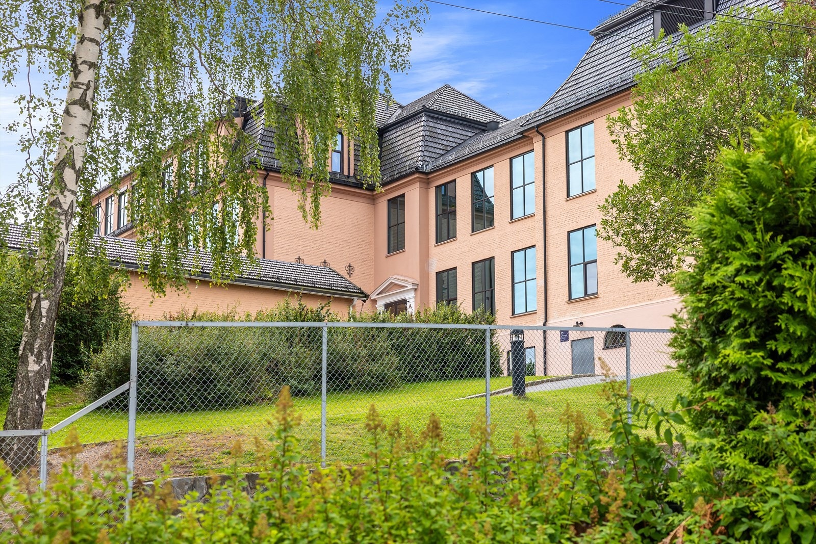 Høybråten skole er en barneskole med 1-7 trinn. Barna vil gå videre til Stasjonsfjellet ungdomsskole. Galleribilde