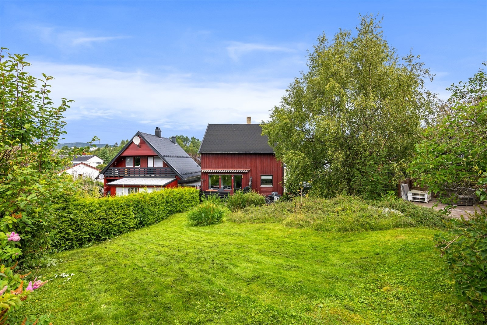Tomten som skal skilles ut er fra tomten til huset på høyre side. Galleribilde