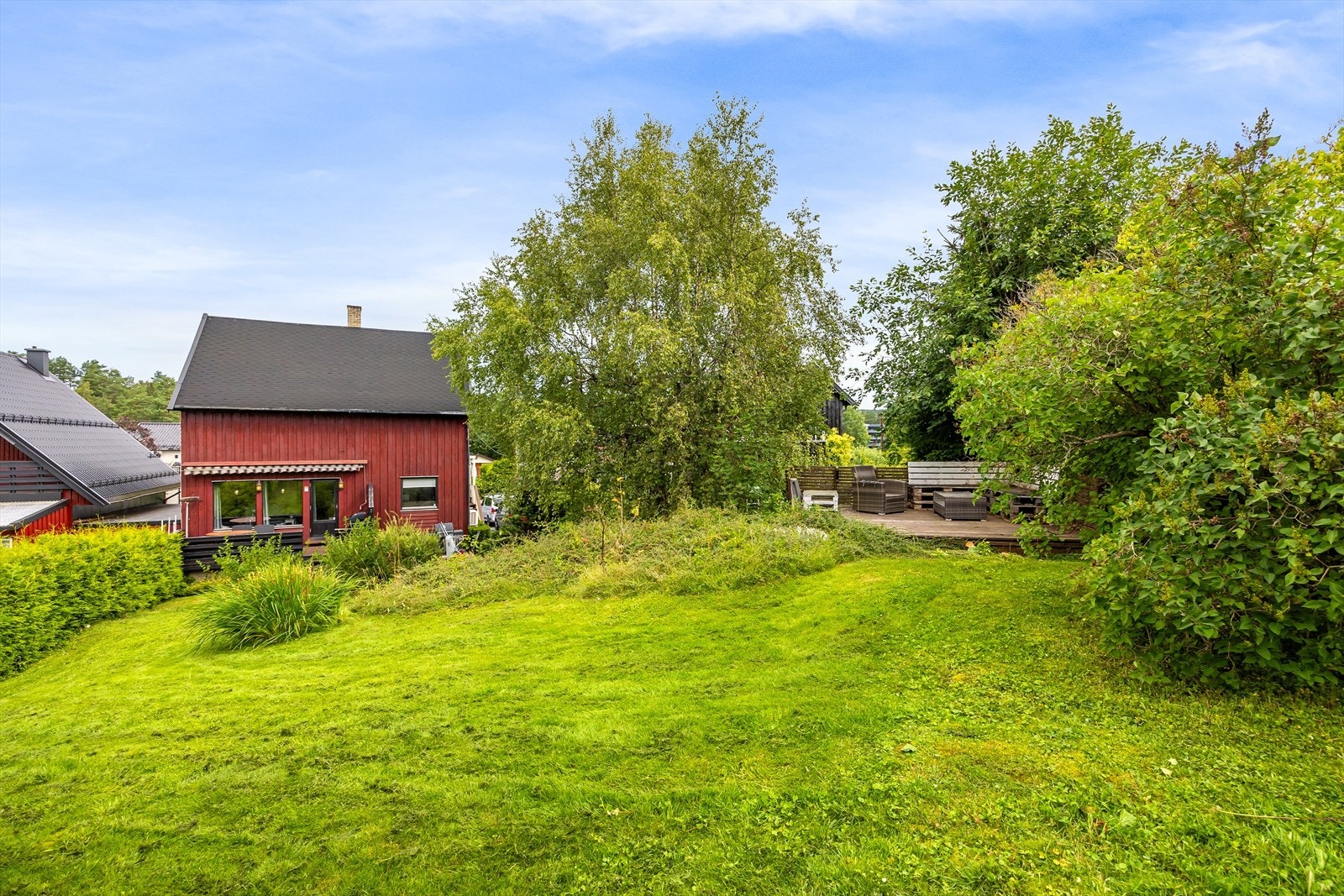 Eiendommen preges av flotte grøntarealer. Galleribilde