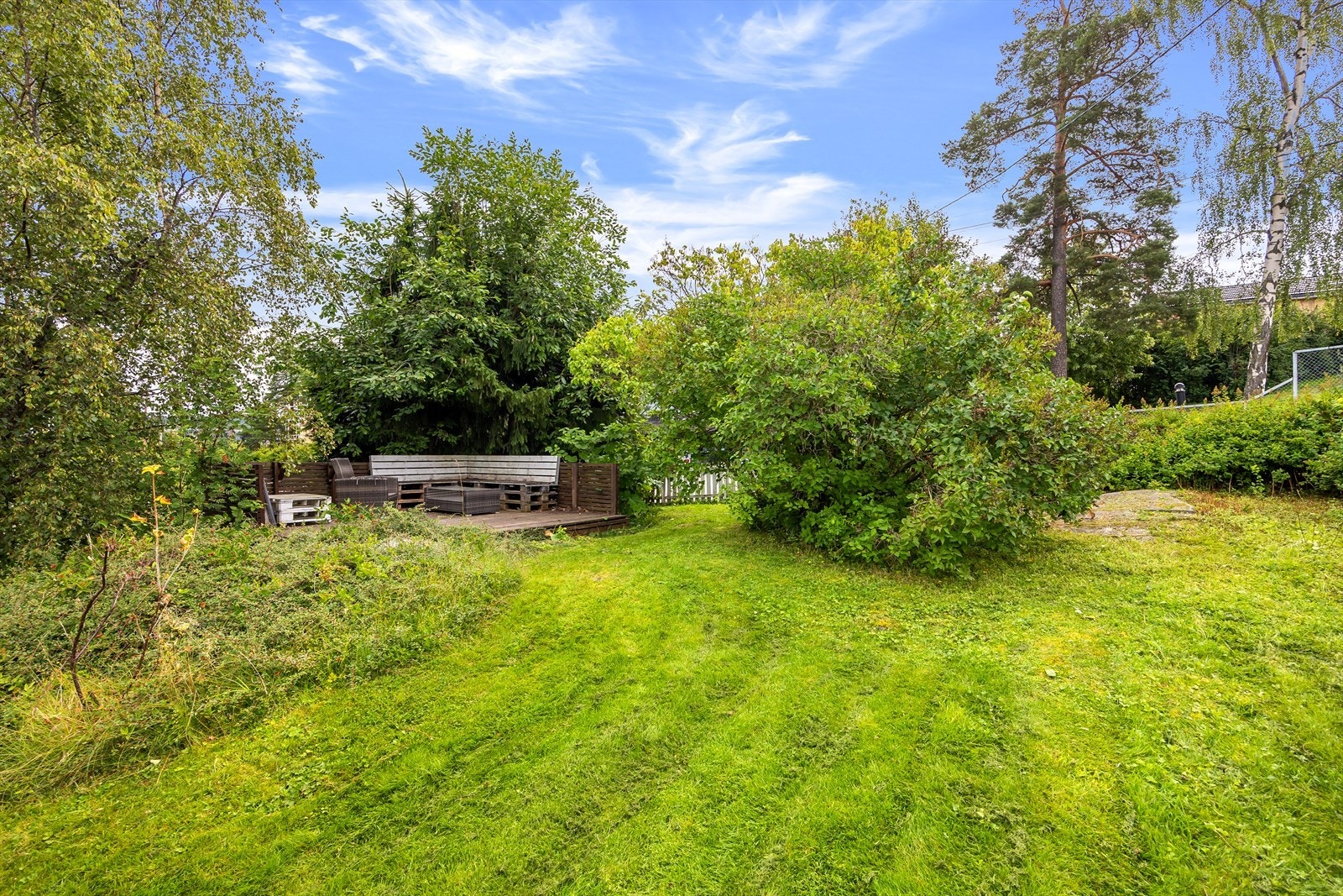 For å utnytte grøntarealene optimalt er det planlagt en terrasse i første etasje med gode solforhold. I tillegg er det tegnet en halvklimatisert sone under et skyvbart drivhustak, som kan åpnes og omgjøres til en takterrasse på varme sommerdager. Galleribilde
