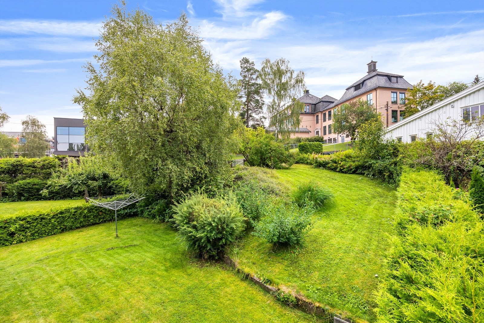 Velkommen til Linjeveien 47! Dette er en tomt med rammetillatelse for bygging av en arkitekttegnet enebolig på 116,5 m², samt en underjordisk garasje med bod på 40 m². Galleribilde