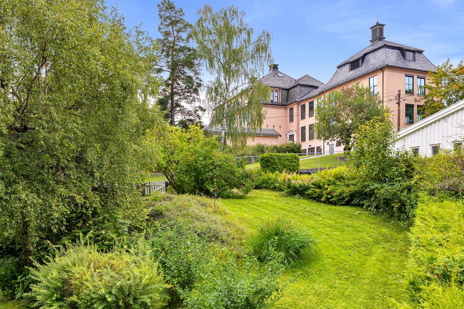 Eiendommen ligger i et veletablert villaområde på Høybråten. Området er ideelt for barnefamilier med en sentral og rolig beliggenhet, samt kort avstand til skole og fritidsaktiviteter. Galleribilde