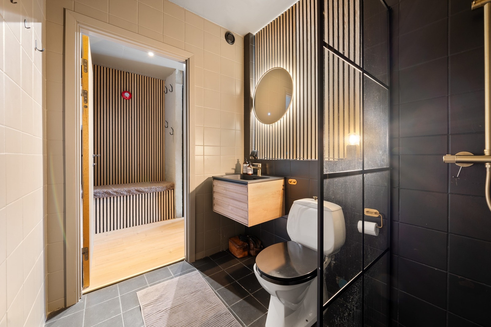 Badet har fått ny innredning og dusjvegg. Galleribilde