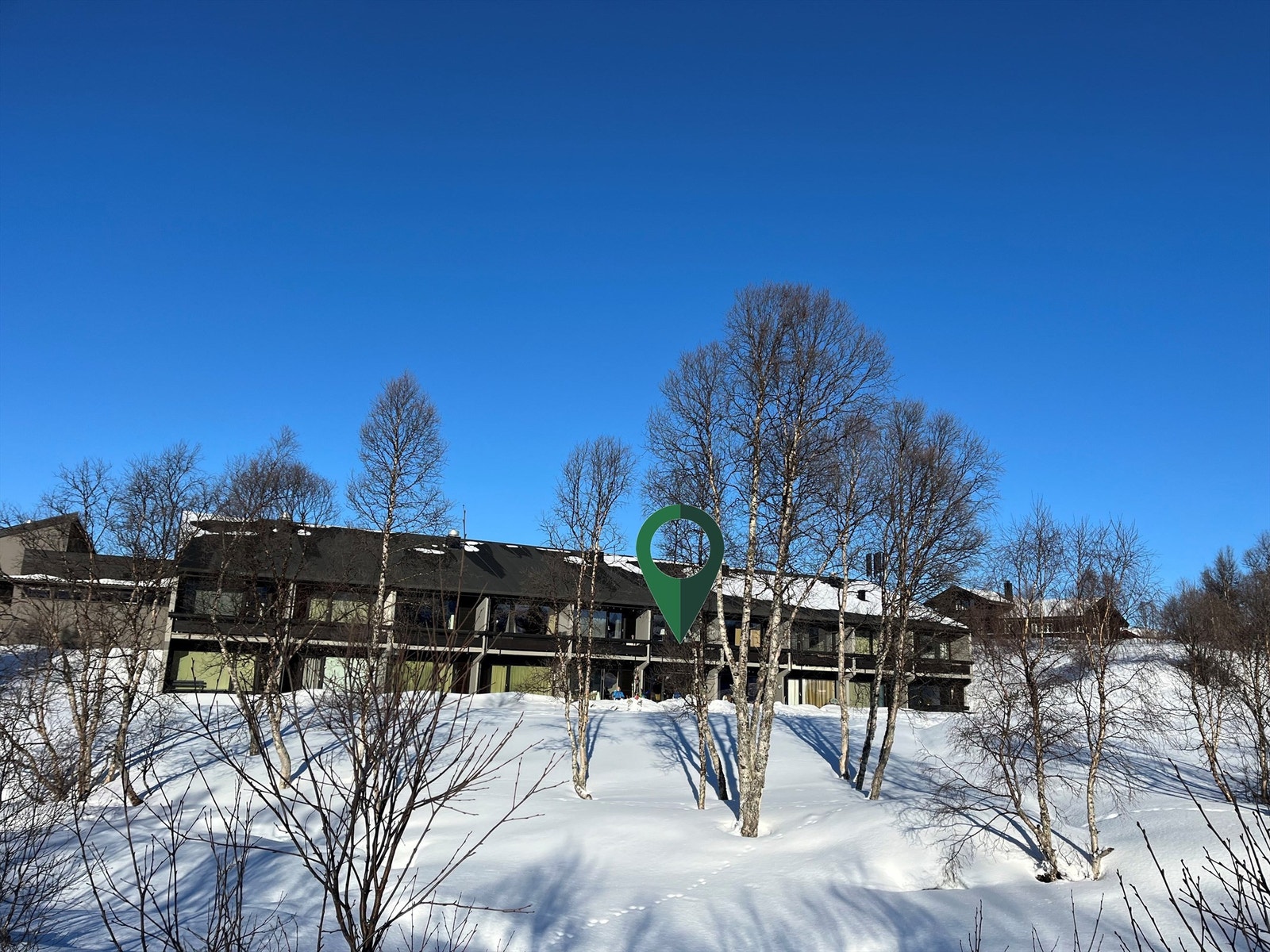 Solrikt med stor plen foran. Galleribilde