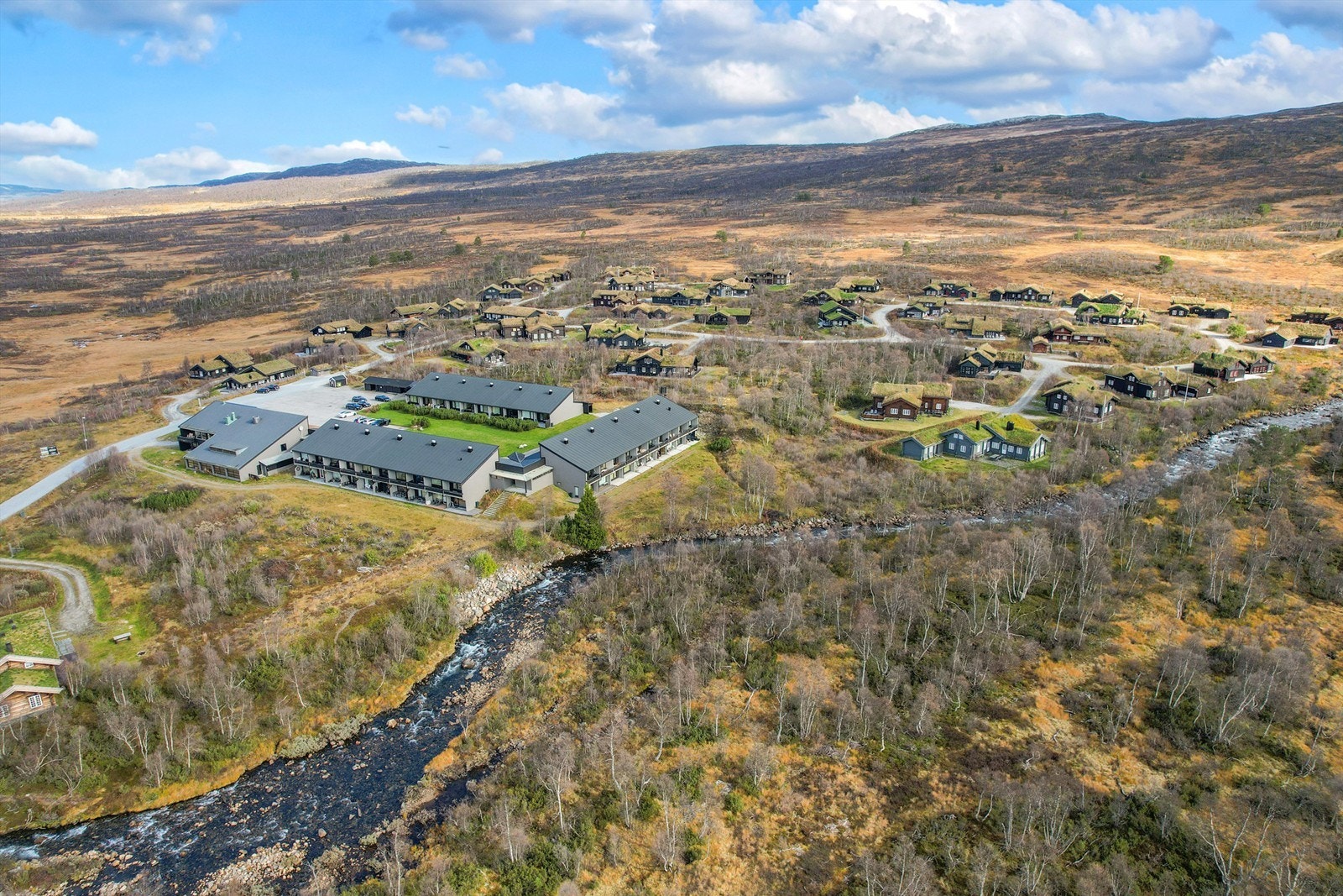 Rett ved Hovdens flotte vidder. Galten i bakgrunnen. Galleribilde