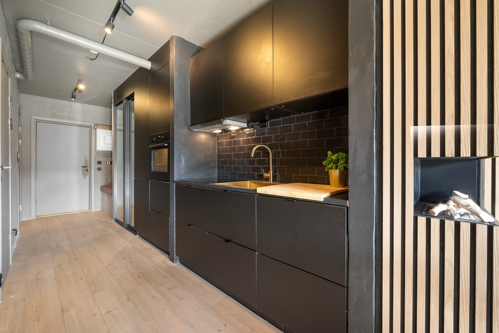 Ny kjøkkeninnredning og skyvedørgarderobe. Galleribilde