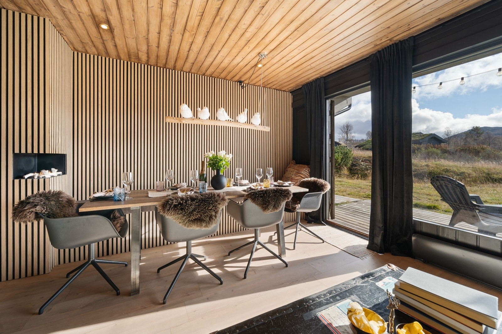Hyggelig spiseplass med flott utsikt og biopeis. Galleribilde