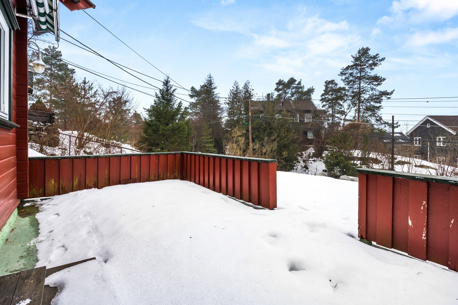 Terrassen har fritt utsyn | God plass til diverse utemøblement Galleribilde