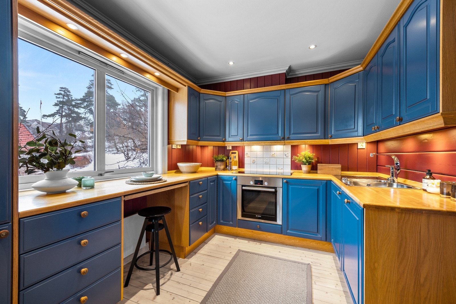 Kjøkken med god vindusflate som gir naturlig lys Galleribilde