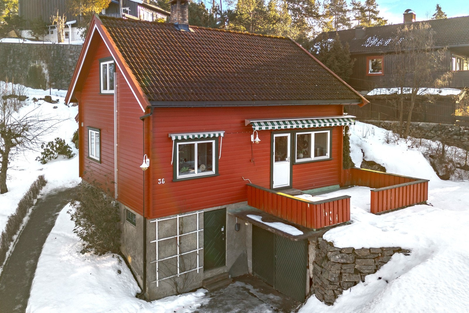 Huset har en egen inngang i kjeller og en garasje på 17 kvm | Ladeboks til el-bil er montert Galleribilde