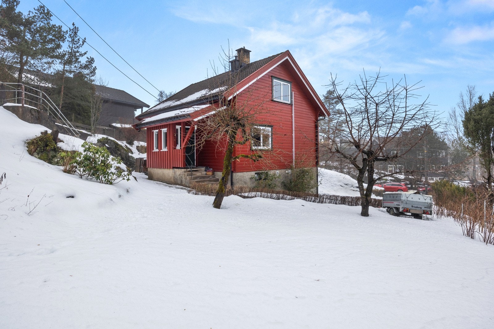 Bilde tatt fra baksiden av huset. Pent opparbeidet tomt Galleribilde
