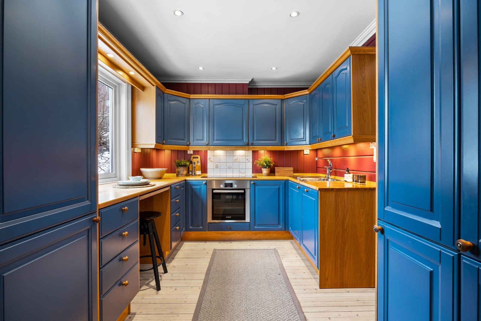 Rikelig med skap- og benkplass Galleribilde