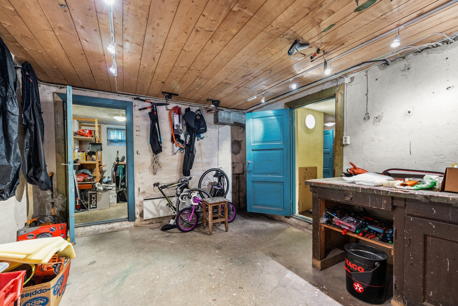 Kjelleren består av 4 boder og vaskerom/teknisk rom | Takhøyden er noe varierende, men målt til 2,13 m Galleribilde