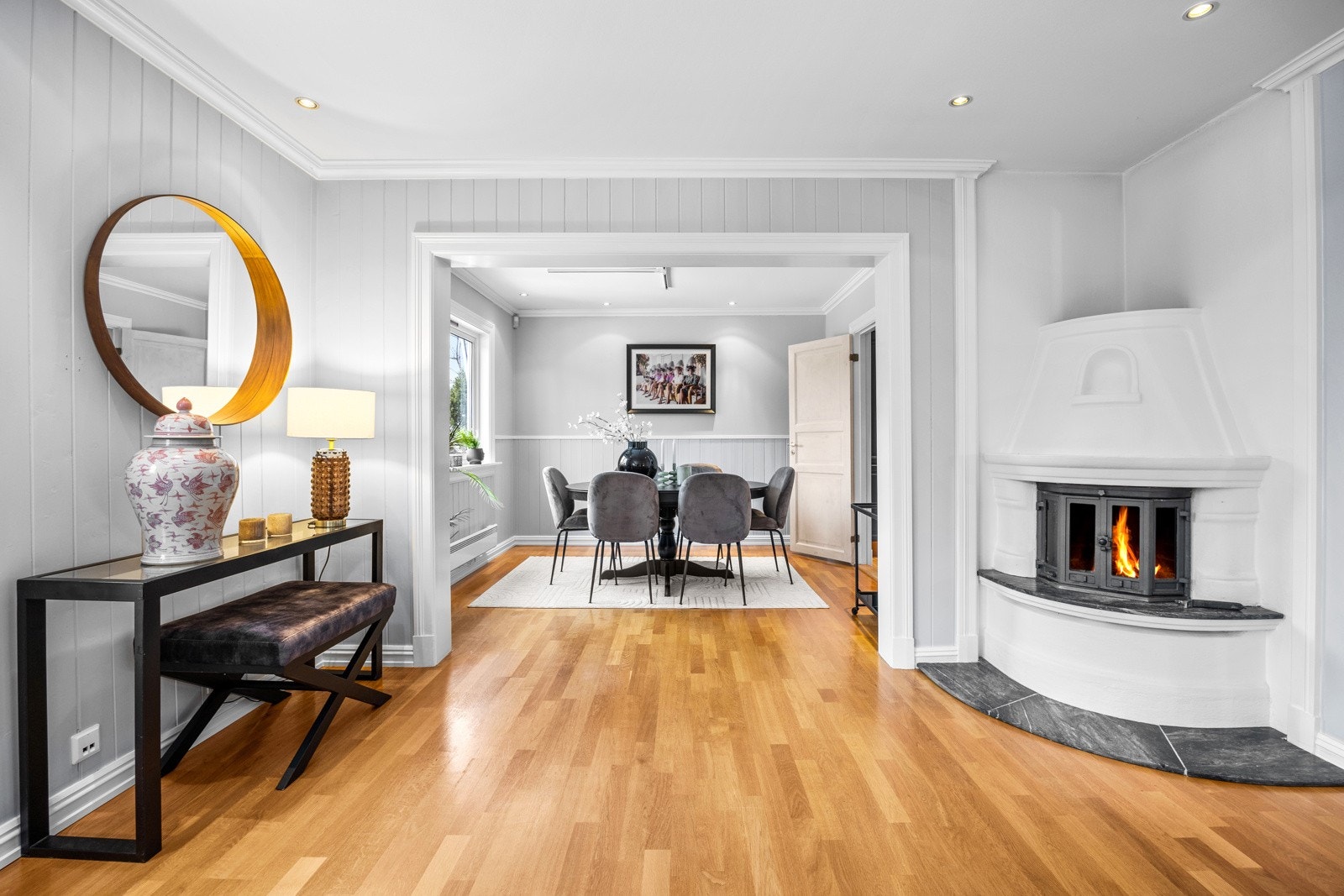 Koselig peis i stuen | Stuen er delt inn i to soner Galleribilde