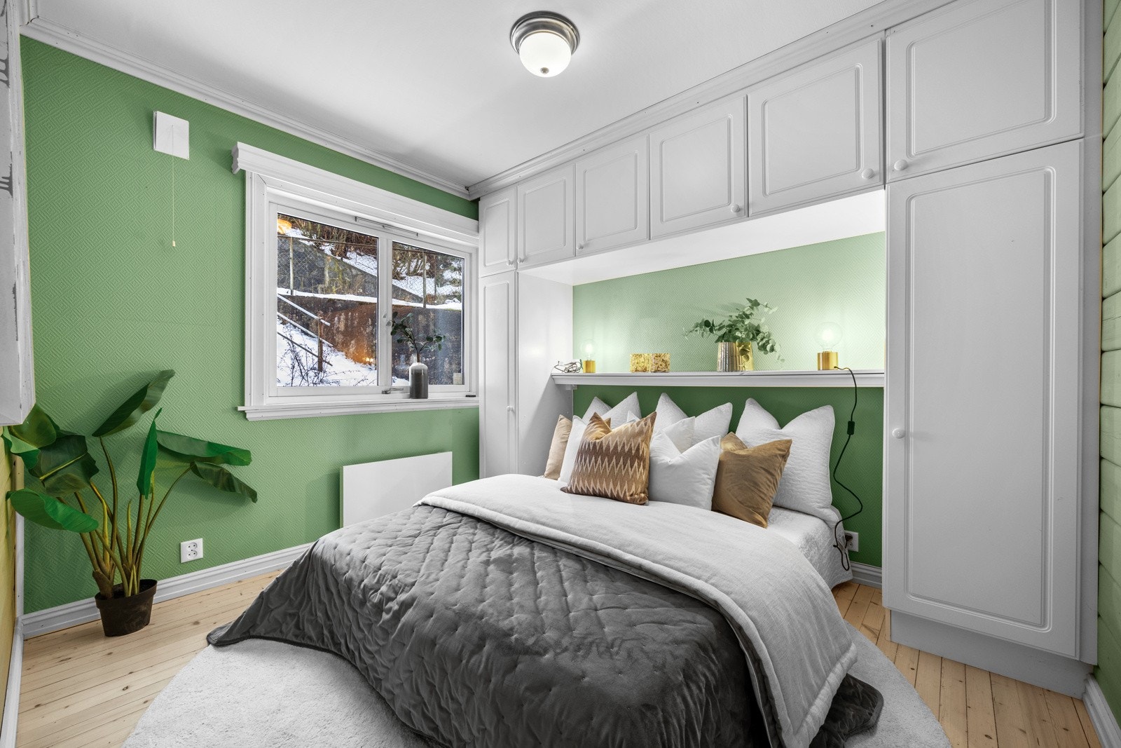 Soverom 1 i 1.etg | Skapplass rundt sengen Galleribilde