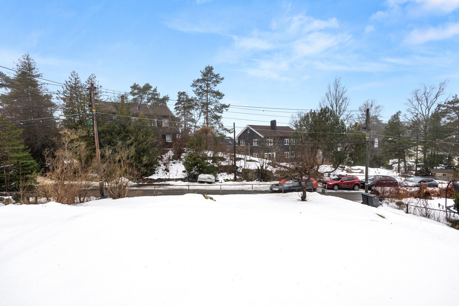 Fra terrassen er det direkte utgang til hagen | Hagen er sydvendt med gode solforhold Galleribilde