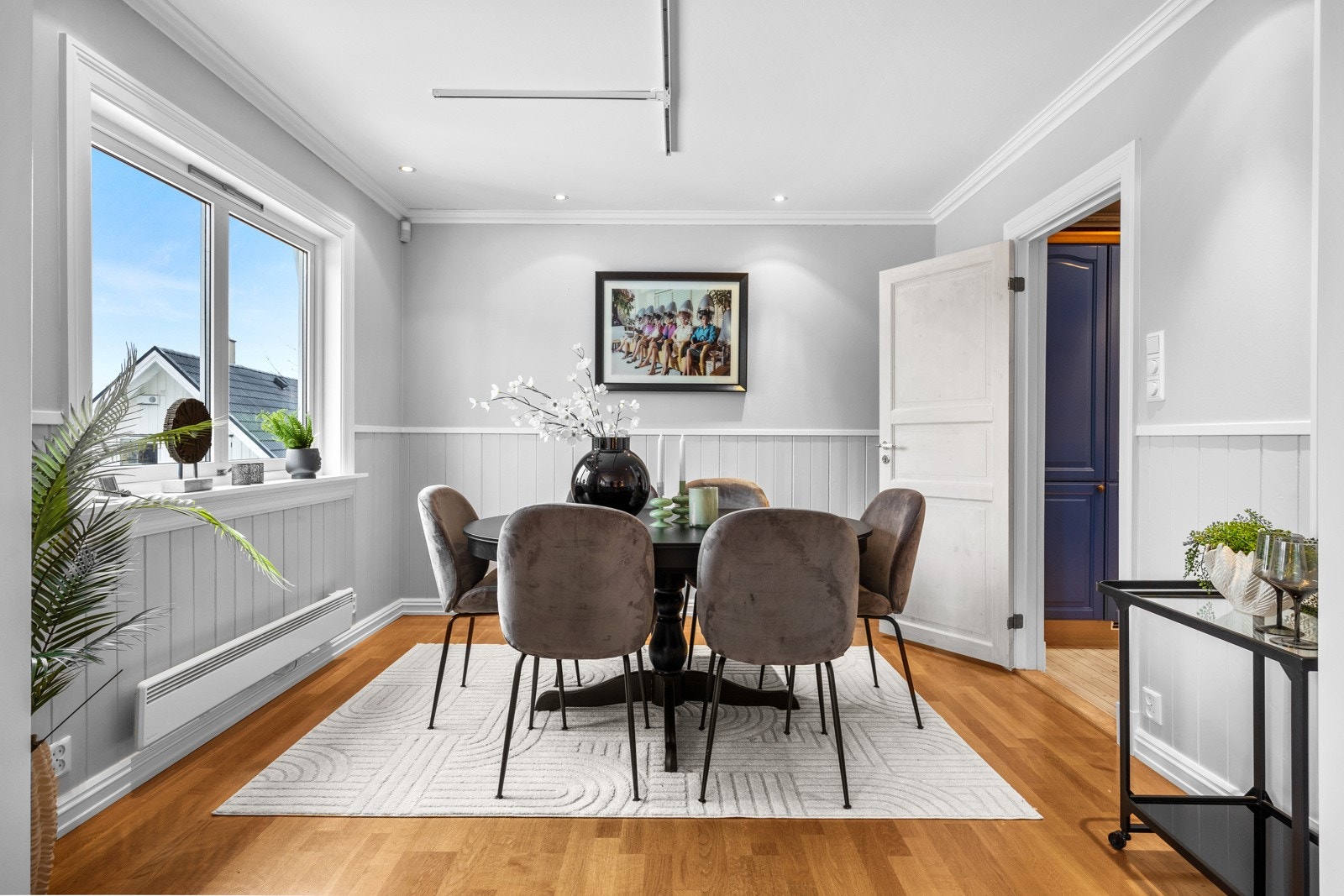 Spisestue med god plass til spisebord Galleribilde