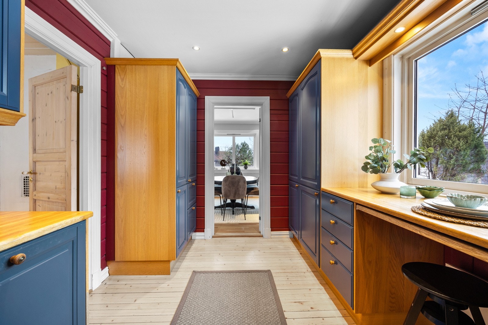 Enkel tilgang til spisestuen fra kjøkkenet Galleribilde