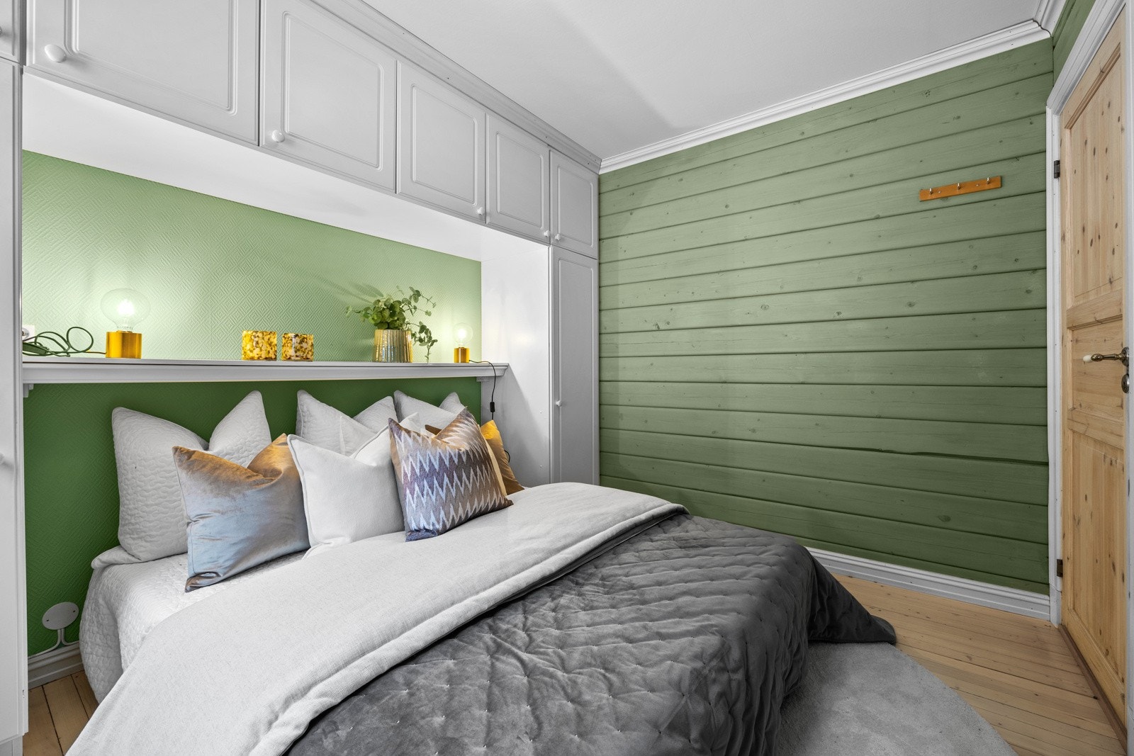 Soverom 1 har god plass til en dobbeltseng Galleribilde