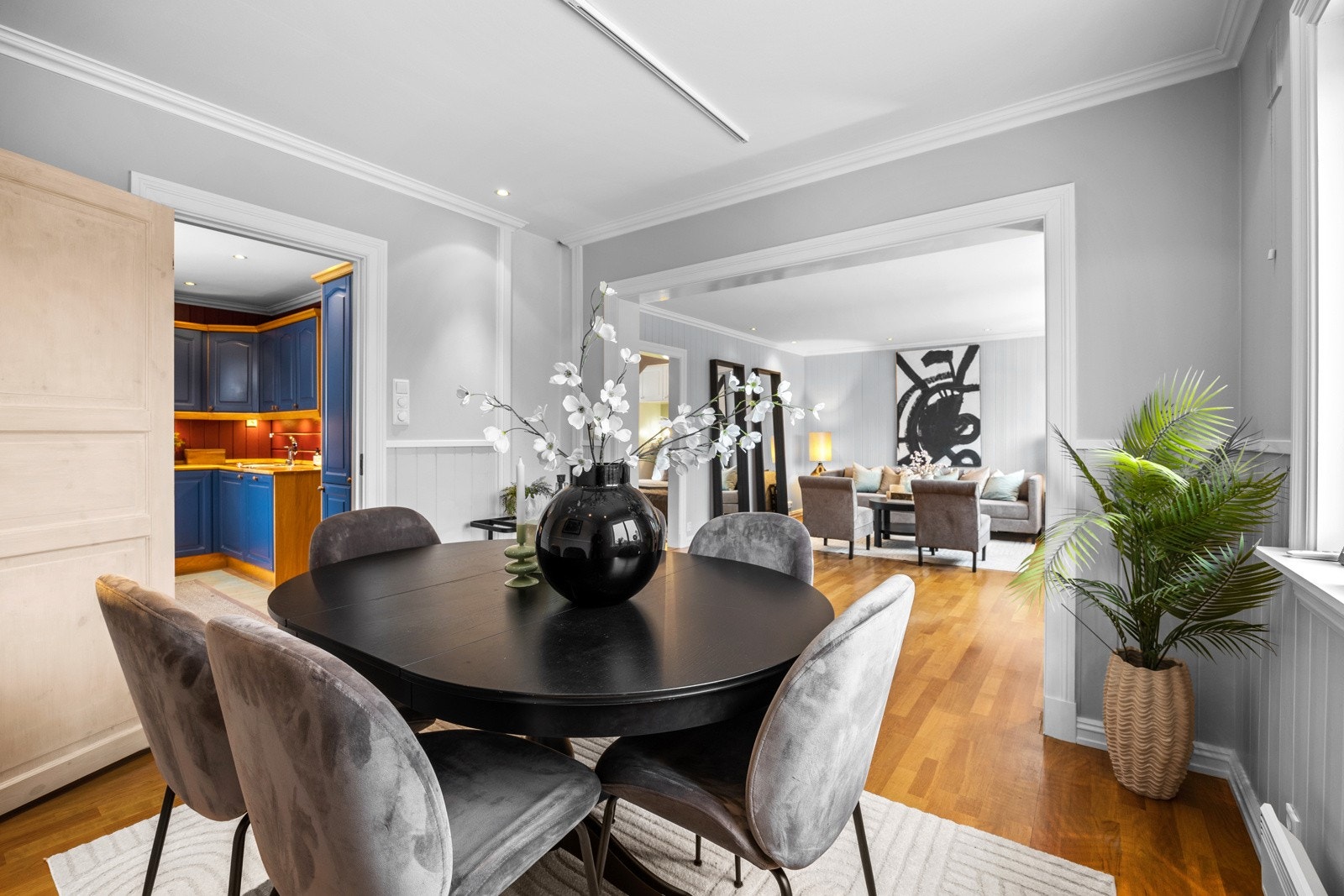 Spisestuen ligger rett ved kjøkkenet | Mulig med åpen kjøkkenløsning om ønskelig Galleribilde