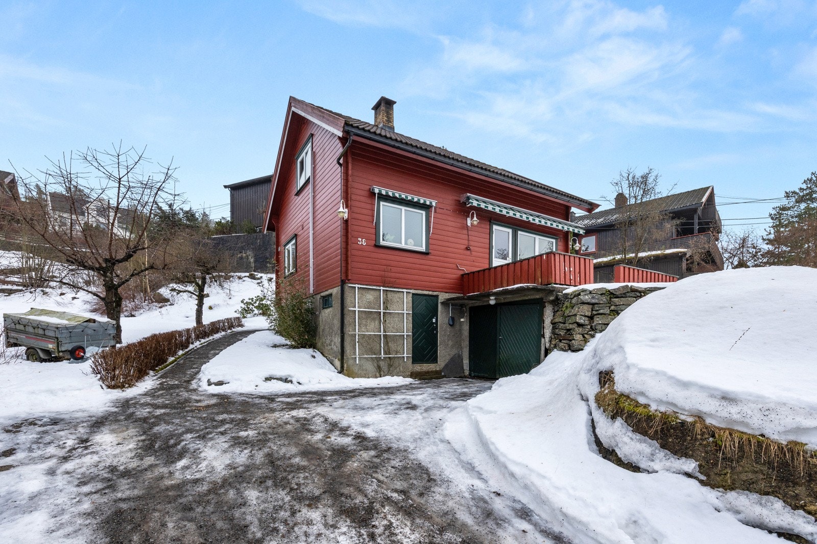 Romslig gårdsplass med god plass til parkering av biler Galleribilde