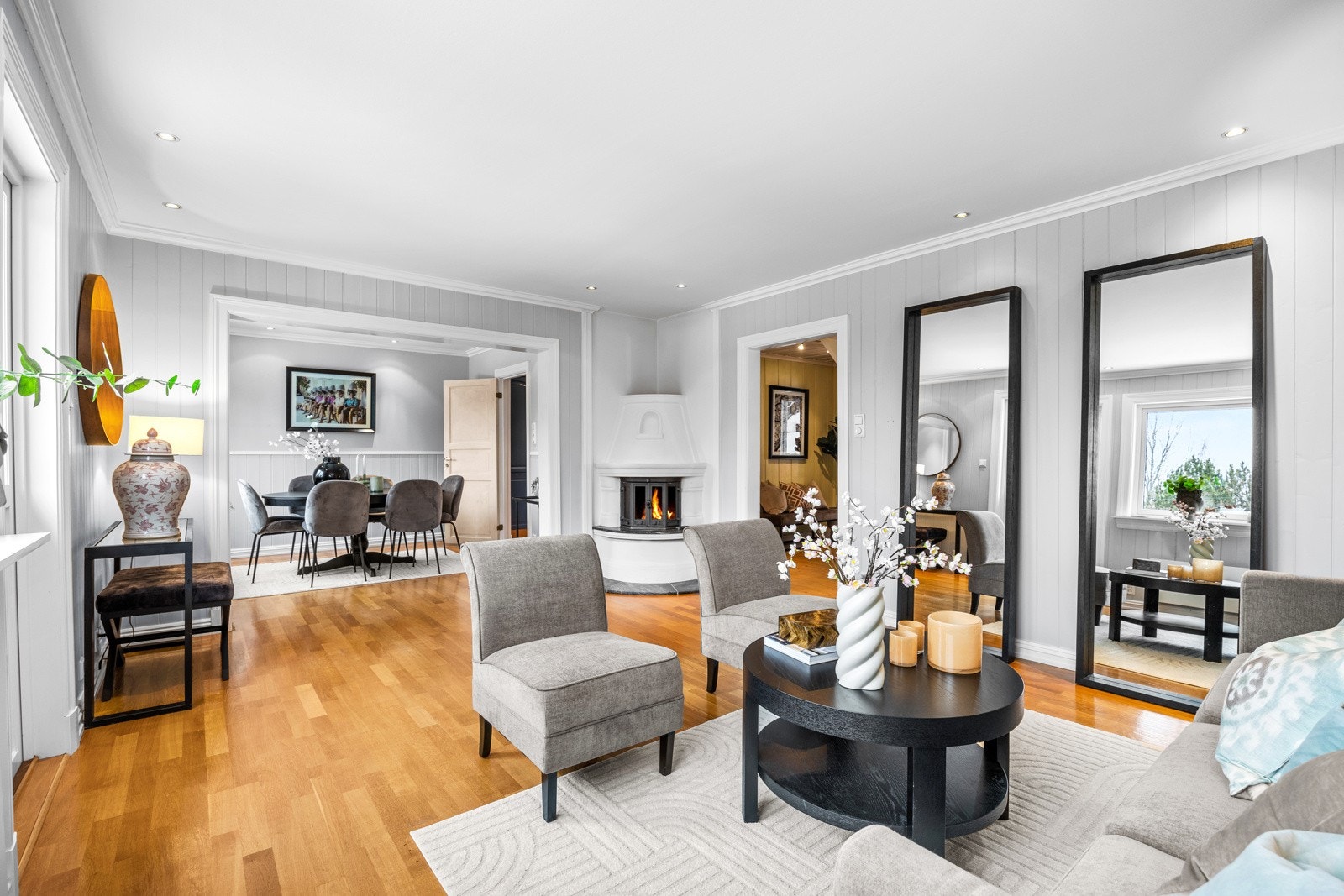 Lys og romslig stue og spisestue Galleribilde