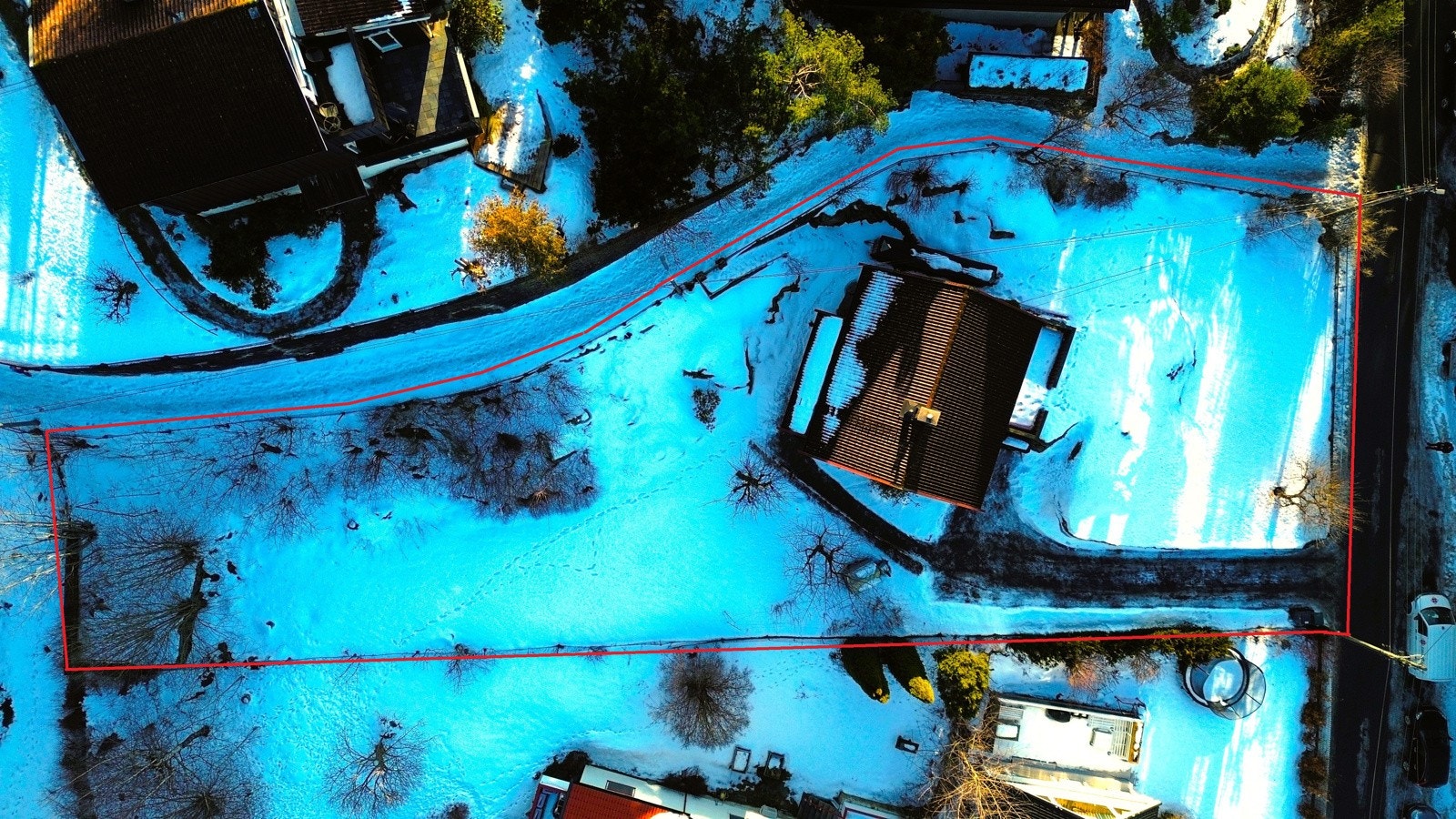 Stor tomt på 1402 kvm med gressplen på begge sider av huset (Røde streker er kun ment som en illustrasjon av tomten) Galleribilde