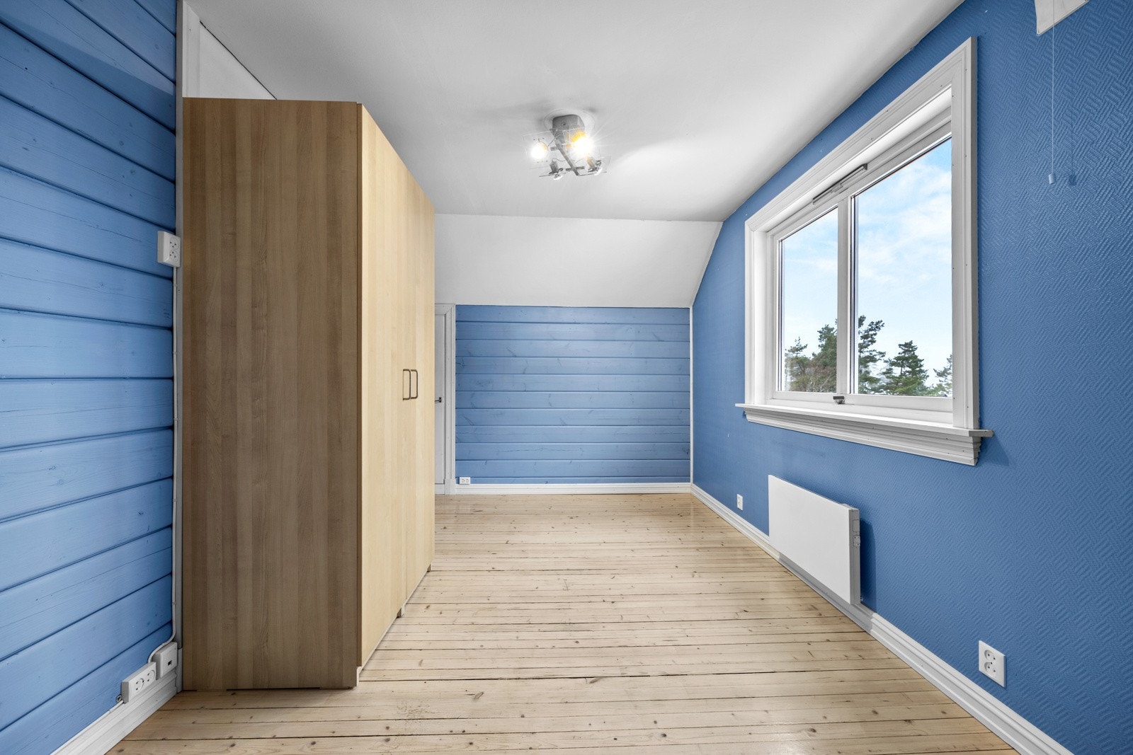 Soverom 2 | God plass til dobbeltseng, garderobeskap og møblement Galleribilde