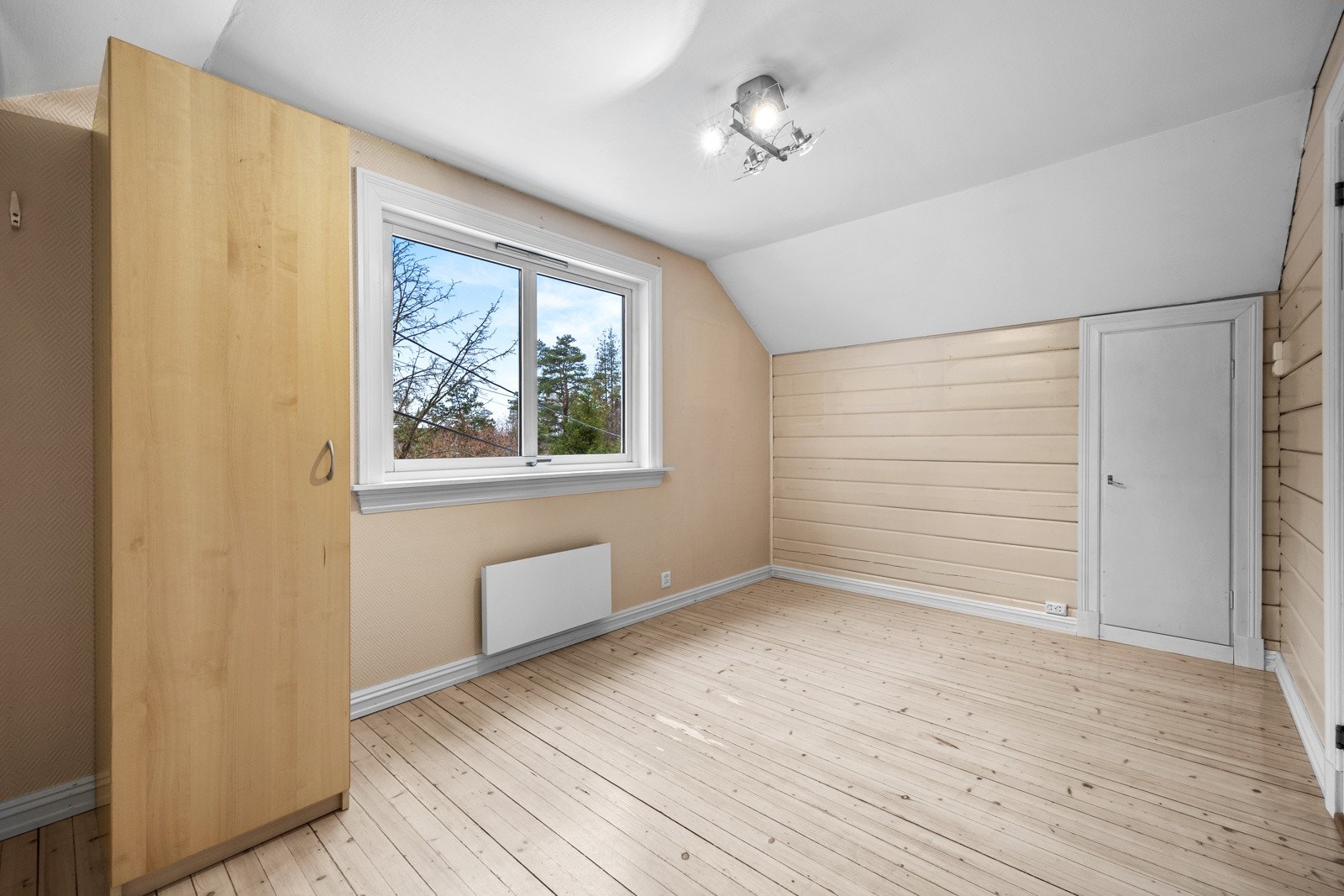 Soverom 3 | God plass til dobbeltseng, garderobeskap og møblement Galleribilde